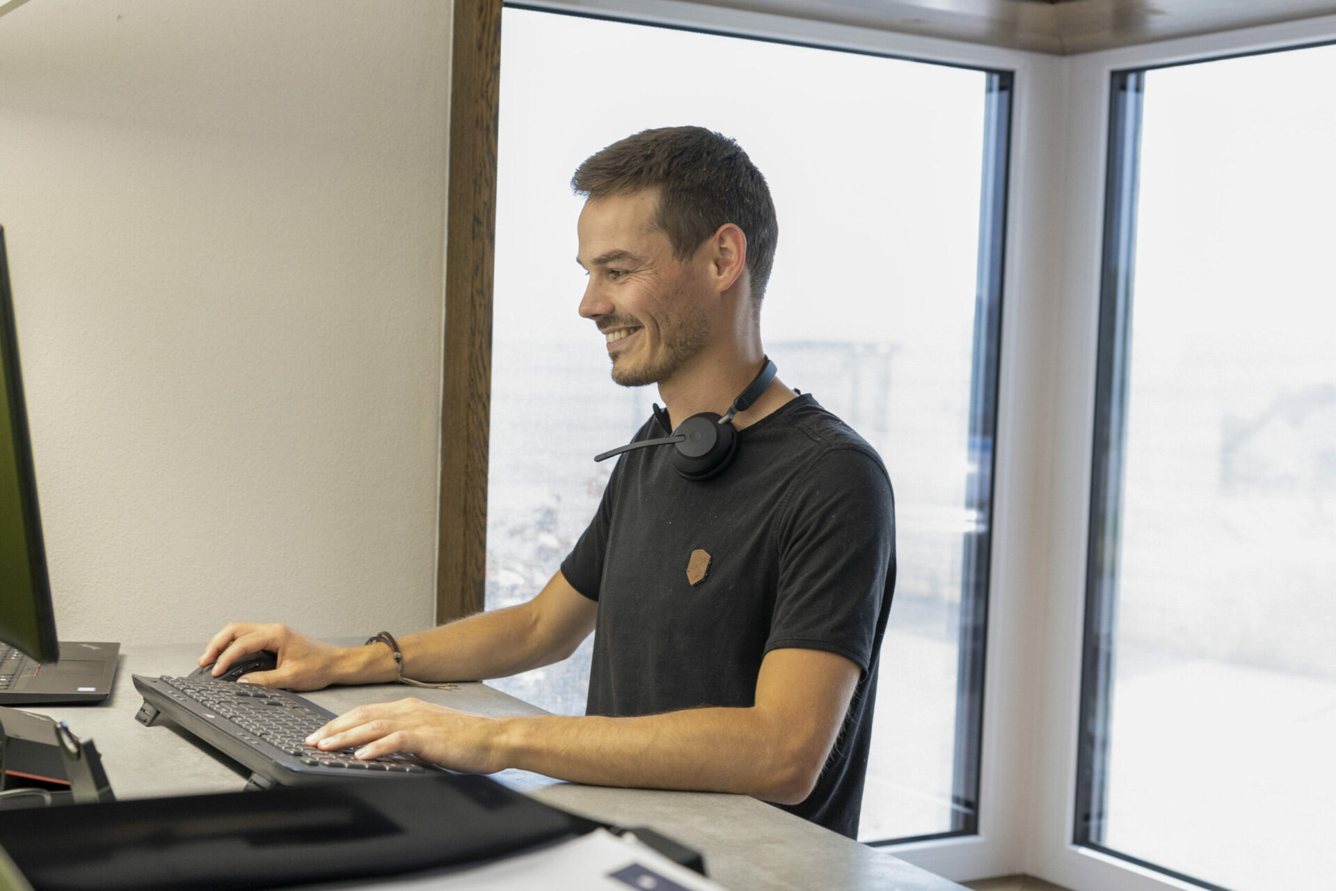 Mitarbeiter von Expresslogistik Reinwald am Telefon in der Disposition