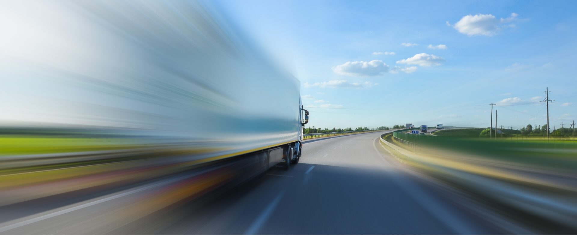 LKW auf der Autobahn als Teil des europaweiten Reinwald-Netzwerks
