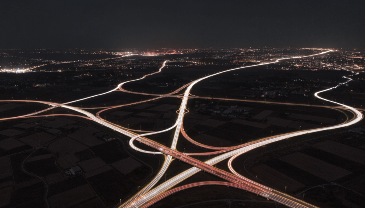 Beleuchtetes Autobahnnetz bei Nacht als Sinnbild für das europaweite Transportnetzwerk von Reinwald