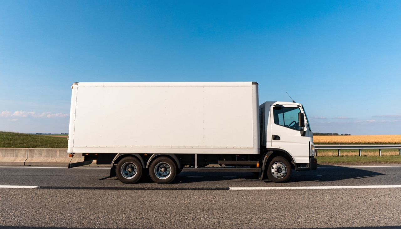 Sattelzug und Planensprinter von Reinwald für LKW-Transporte auf der Autobahn