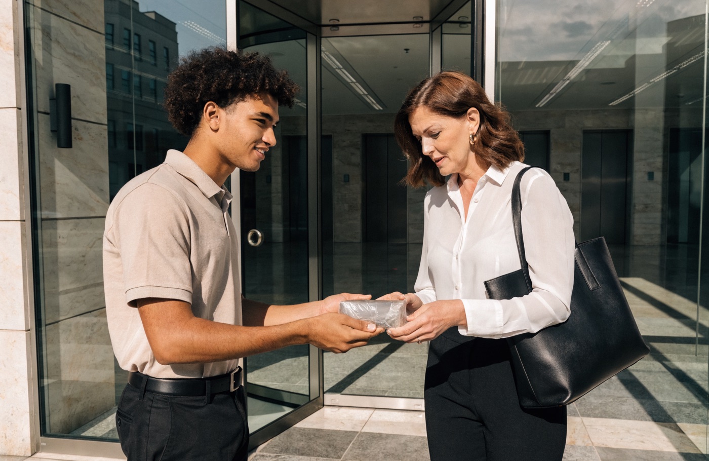 Übergabe der Sendung am Ziel mit digitaler Empfangsbestätigung